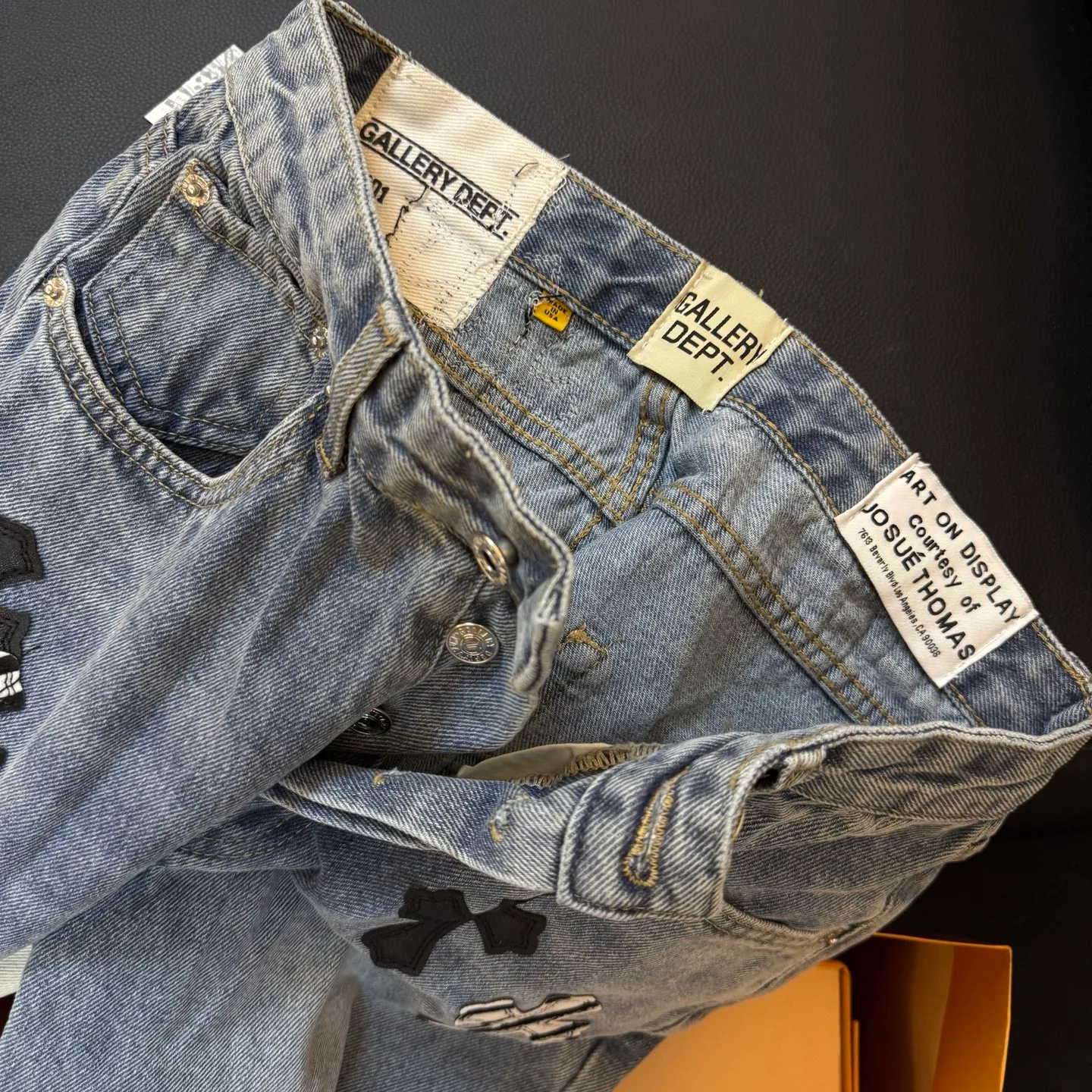 P290 model number: D333 GALLERY DEPT & Chrome hearts Co-branded spliced cow leather cross loose washed flared jeans to truly restore the ultimate vintage texture. The original hardware accessories, washed and other elevators, and the QR code analysis are all purchased from the original factory, with a high degree of restoration. You are welcome to compare the products~ Three-dimensional version Loose and comfortable, not picky about the figure, taller and slimmer, factory Seiko, original factory quality control, same style for men and women, can be matched with couples, versatile recommendation, must-have jeans for all seasons Trendy people have been disappointed. From the quality selection of fabrics, the tailoring of details, and the matching of patterns, everything is impeccable! The upper body is so handsome when worn...it can be easily worn by men, women and children! The craftsmanship is made of heavy-duty washed pure cotton denim fabric. After washing, it is soft and thick. It is very stylish when worn. Size: 28, 30, 32, 34, 36 (S-XXL) Color: Stitching Size reference # 28 trouser length 100 waist 72 30 trouser length 102 waist 76 32 trouser length 104 waist 80 34 trouser length 106 waist 84 36 pants length 108 waist circumference 88